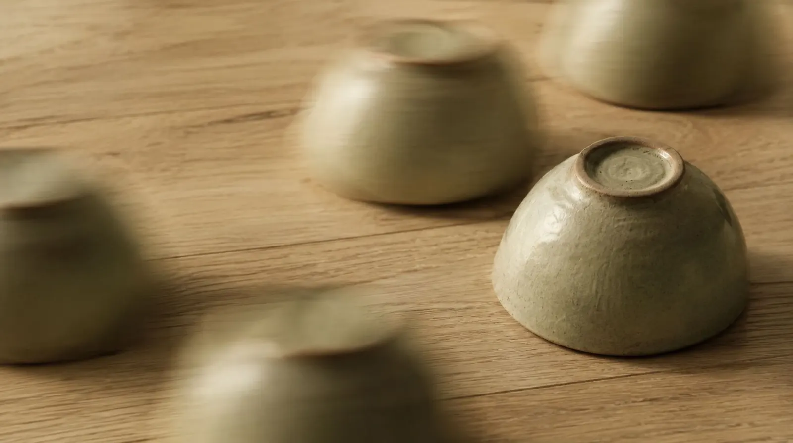 Tazas de cerámica mate sobre madera clara